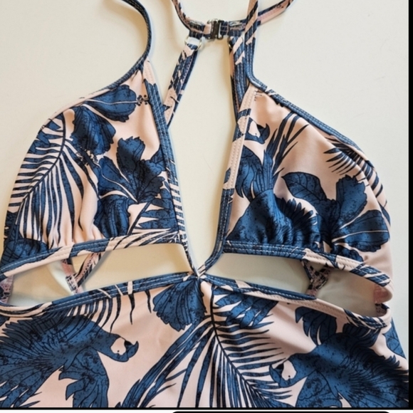 NWT MINKPINK Pink Blue Hibiscus‎ Island Cutout One Piece Swimsuit Size Medium - Picture 3 of 9